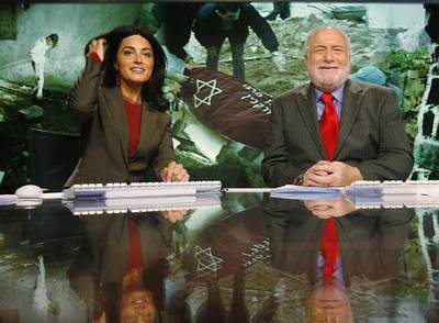 Los presentadores del noticiero de Al Jazeera en inglés, Ghida Fakhry y Dave Marash, el primer día de emisión.