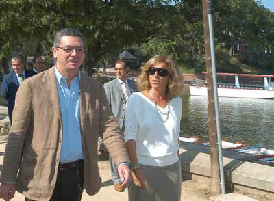 El alcalde de Madrid, Alberto Ruiz-Gallardón, y la delegada de Medio Ambiente, Ana Botella, en la Casa de Campo.