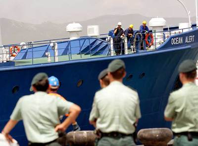 Miembros de la Guardia Civil vigilan el buque  Ocean Alert,  de Odyssey.