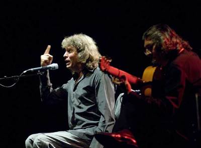 José Mercé acompañado a la guitarra por Moraíto, durante en festival de Cante de las Minas.