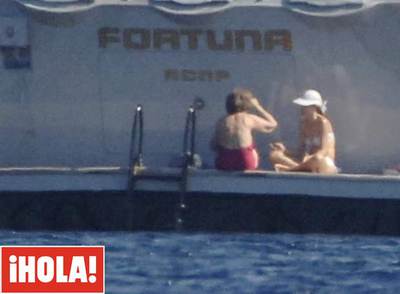 La reina Sofía y la princesa Letizia charlan en el yate real  Fortuna. 