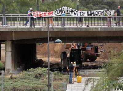 Una pancarta en el puente de Ademuz critica el desalojo de los inmigrantes