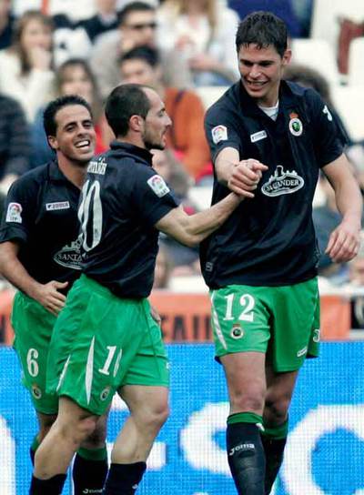Zigic, a la derecha, celebra un gol del Racing junto a Munitis.