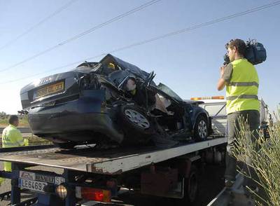 Estado del coche en el que viajaban el matrimonio portugués y sus dos hijas tras la colisión múltiple.