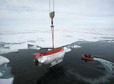 La hazaña en el Ártico. Rusia dio a conocer ayer nuevas imágenes de la expedición en la que colocó una bandera en el fondo del océano. En la foto, un submarino explorador antes de sumergirse.