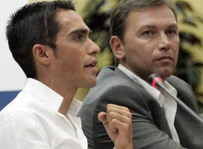 Alberto Contador y Johan Bruyneel, durante la comparecencia del ciclista en el Consejo Superior de Deportes para emitir un comunicado.