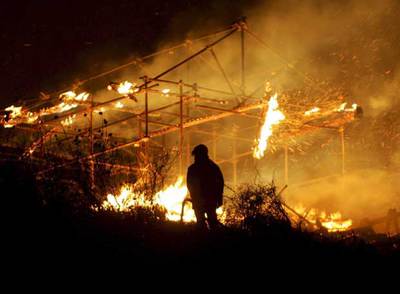Un bombero apaga en la madrugada de ayer el fuego en los estudios de Cinecittà.