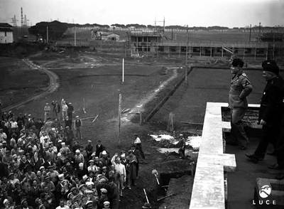 Benito Mussolini visita las obras de la construcción de Cinecittà.