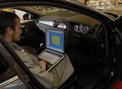 Un operario revisa con la ayuda de un programa informático los estándares de calidad de un modelo recién fabricado.