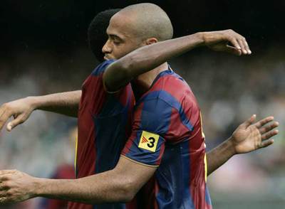 Eto'o y Henry se abrazan tras uno de los goles al Missions Hills.
