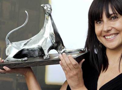 Marián Álvarez posa con el Premio a la Mejor Actriz por su papel en la película  Lo mejor de mí. 