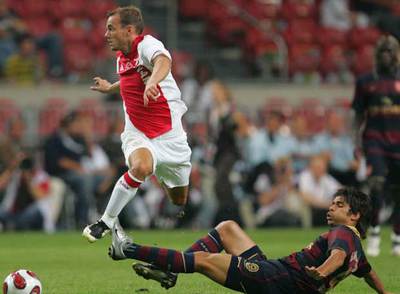 Sneijder supera una entrada de Eduardo, del Arsenal, durante un amistoso reciente.