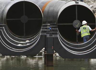 Un operario trabaja en las nuevas tuberías del canal de la avenida de Londres, en Nueva Orleans.