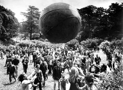 Jóvenes  hippies  juegan con un balón pintado como un globo terráqueo durante una reunión en el Golden Gate Park de San Francisco el verano de 1967.
