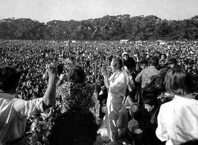 Timothy Leary, el  profeta  del LSD, en el centro, dirigiéndose a un público de 15.000 personas en San Francisco.
