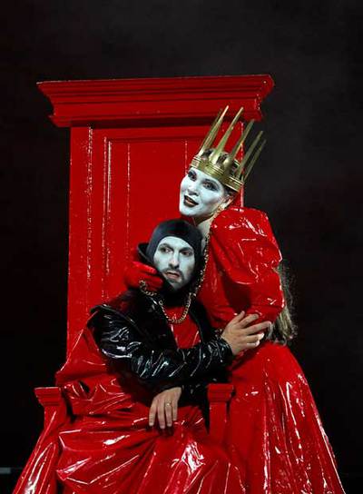 Giuseppe Altomare y Olha Zhuravel, durante la representación de  Macbeth,  en Macerata.