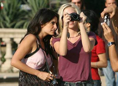 Penélope y Scarlett, solas ante el peligro