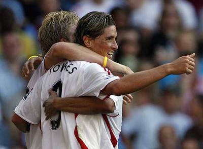 Fernando Torres se abraza a un compañero tras el primer tanto del Liverpool al Aston Villa el pasado sábado.