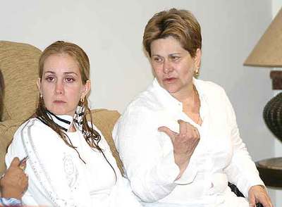 Bárbara Valés de Barreto y Virginia Alcedo de Barreto, el lunes en San Cristobal.rnrnBárbara Valés de Barreto y Virginia Alcedo de Barreto, el lunes en San Cristóbal. rn EFE