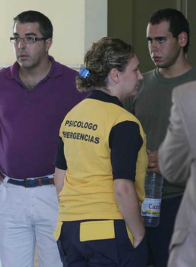 Familiares de los fallecidos, ayer, en el tanatorio de Jaén.