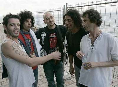 Los cinco integrantes de Lolas Club, el pasado domingo en El Peine del Viento.