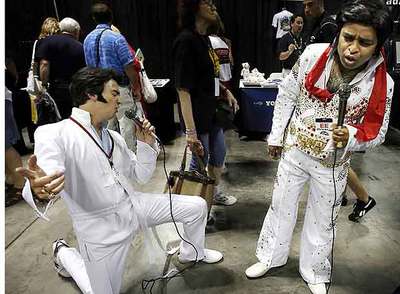 Dos imitadores de Elvis Presley llegados de Canadá participan en una sesión de  karaoke  en el Centro de Convenciones de Memphis.