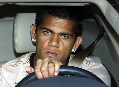 Alves abandona el estadio Sánchez Pizjuán tras el entrenamiento de su equipo.