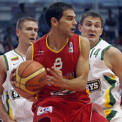 Calderón controla el balón ante dos jugadores lituanos.