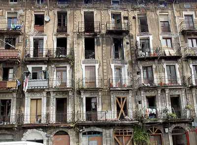 Aspecto ruinoso de la fachada principal de la Casa Grande de Simondrogas en Sestao.