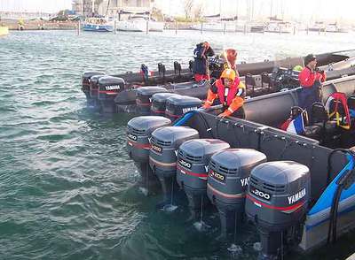 La tripulación de una lancha equipada con cinco motores se prepara para zarpar a Marruecos desde un puerto próximo a Perpiñán (Francia).