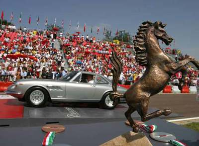  El Cavallino Rampante es  el símbolo de Ferrari. La celebración del 60º aniversario empezó en enero en Abu Dhabi y ha dado la vuelta al mundo. En la imagen, la fiesta de Maranello.