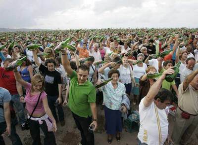 El año pasado, 5.107 participantes escanciaron sidra a la vez en Gijón.