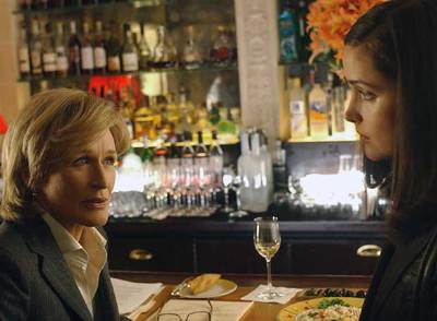 Imagen de  Damages,  serie protagonizada por Glenn Close, a la izquierda, en el papel de una abogada neoyorquina.rnKyra Sedgwick, en una escena de la ficción  The closer .