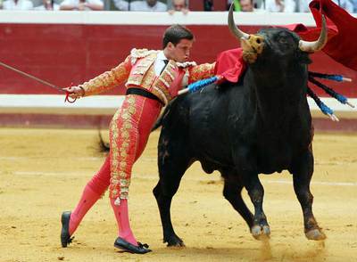 El Juli da un muletazo a uno de sus toros ayer en la plaza de San Sebastián.