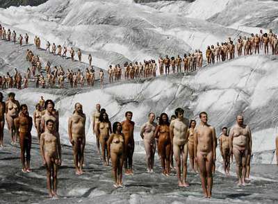 Desnudos sobre un glaciar suizo para protestar por el calentamiento global