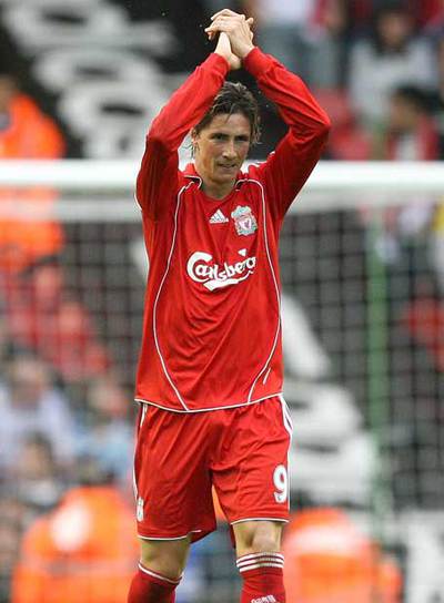 Torres agradece los aplausos del público.