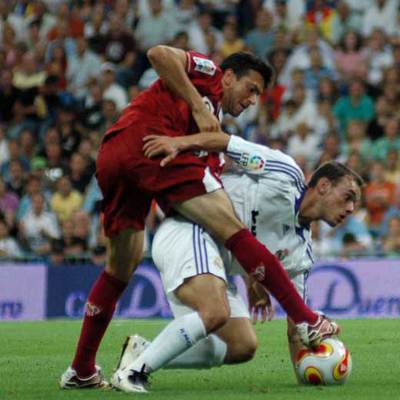 Martí impide un avance de Sneijder.