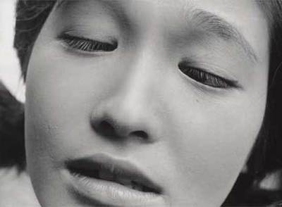  Oshima Eiko  (1961), uno de los retratos realizados por Shomei Tomatsu, seleccionado para la exposición  La piel de la nación. 