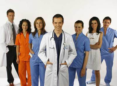 Mariano Alameda, en primer plano, rodeado del resto del equipo de profesionales de  CLA. No somos ángeles.  