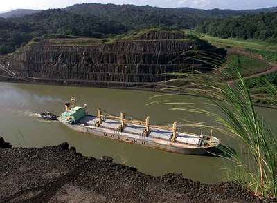 Un buque de carga circula por el canal de Panamá, en una imagen de diciembre de 1999.