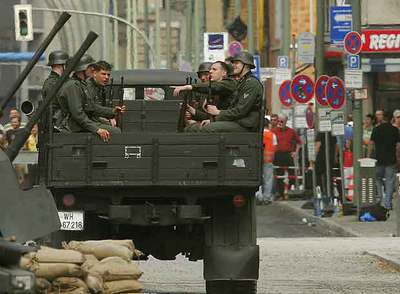 Un grupo de actores vestidos de soldados alemanes, durante el rodaje de  Valkyrie,  en Berlín.