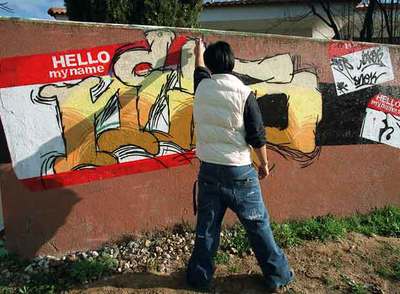 Un joven, ante un muro lleno de  graffiti  en Herrera Oria.