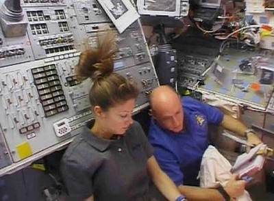 La tripulante Tracy Caldwell y el capitán Scott Kelly ,  en la cabina del  Endeavour. 