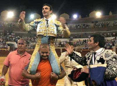 Enrique Ponce salió ayer a hombros de la plaza de Almería.