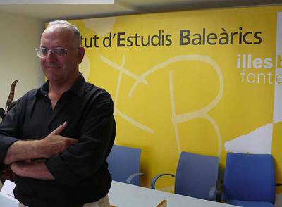 El historiador Sebastià Serra, en su despacho del Institut d'Estudis Baleàrics.