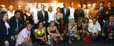 Belén Juste, consejera de Industria, en el centro, rodeada de los diseñadores de la Asociación Prêt à Porter.