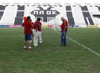 El seleccionador Luis Aragonés, a la derecha, y sus ayudantes examinan el estado del césped del estadio Toumba, en Tesalónica.