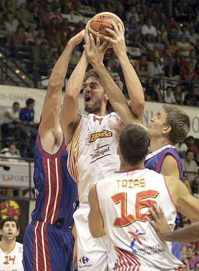 Gasol entra a canasta ante dos jugadores checos.