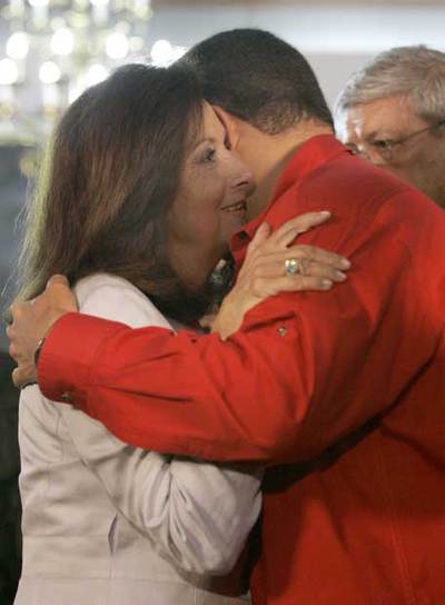 CHÁVEZ, CON LA MADRE DE INGRID BETANCOURT