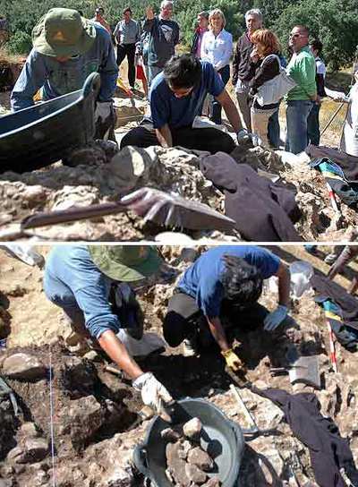 Excavaciones en Pinilla del Valle en la que en 1979 se encontraron dos restos del hombre de rnneandertal. Arriba, presentación de la campaña de este verano. Abajo, recogida de material para su estudio.